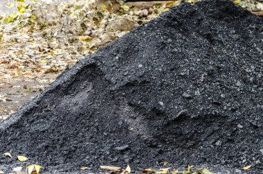 Kara kömür yığını.