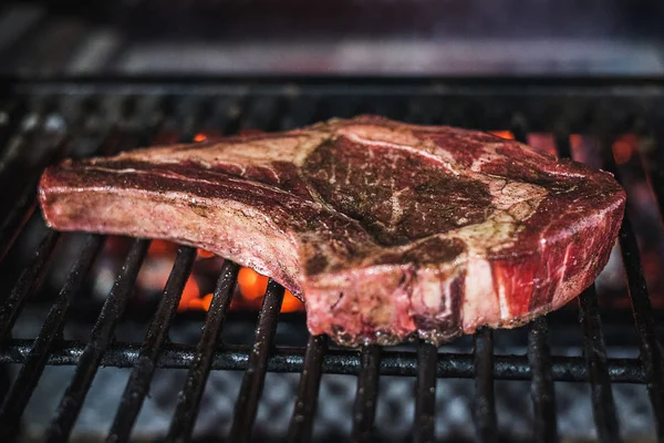Rått kjøtt på grillen – stockfoto