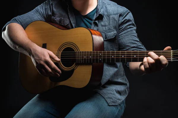 Mani maschili suonare la chitarra acustica — Foto Stock