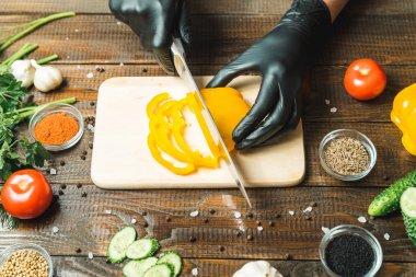 kadınların elleri kırmızı biber, domates, otlar, salatalık yakın kesme