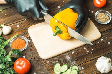 kadınların elleri kırmızı biber, domates, otlar, salatalık yakın kesme