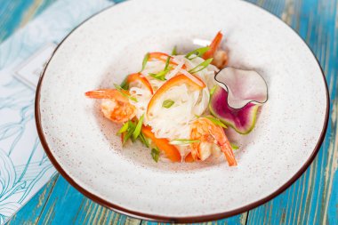 Beyaz bir tabak salata sebze vejetaryen