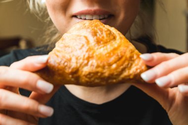 Kız bir Özbek Milli yemek, samsa yiyor