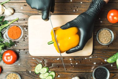 kadınların elleri kırmızı biber, domates, otlar, salatalık yakın kesme