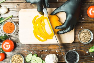 kadınların elleri kırmızı biber, domates, otlar, salatalık yakın kesme