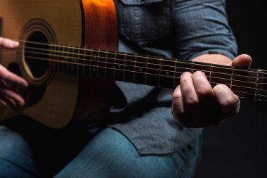 Tüm çerçeve üzerinde adam elinde akustik gitar