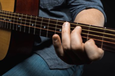 Erkek el akustik gitar çalmak