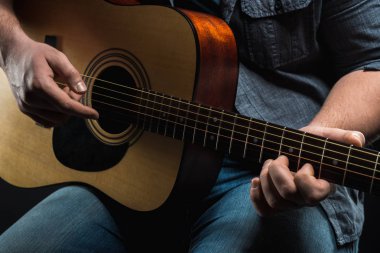 Erkek el akustik gitar çalmak
