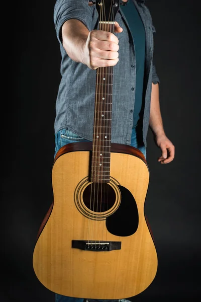 男性の手は、アコースティック ギターを保持します。 — ストック写真