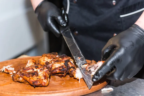 Mains cuire la viande frite coupée — Photo