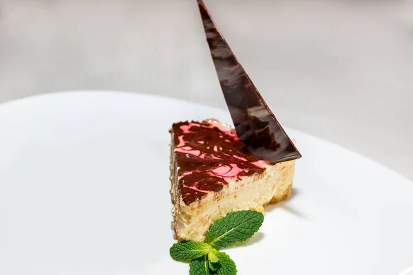 Pedazo de pastel en un plato blanco — Foto de Stock