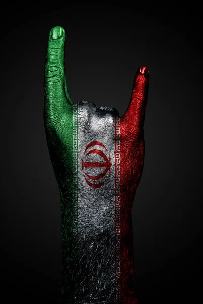 Рука с нарисованным иранским флагом показывает знак козы, символ мая — стоковое фото
