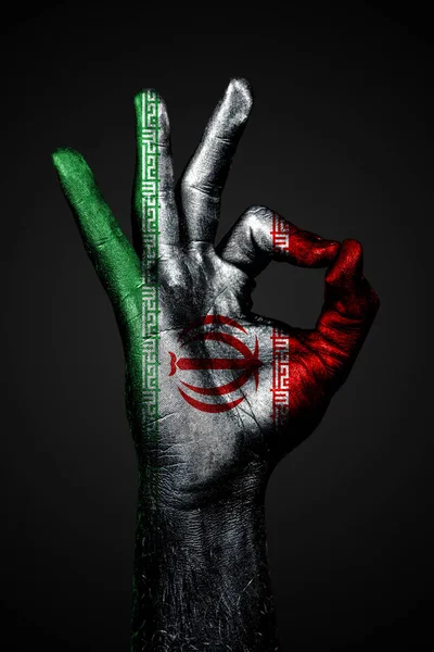 Una mano con una bandera de Irán dibujada muestra un signo OK, un símbolo de succión —  Fotos de Stock