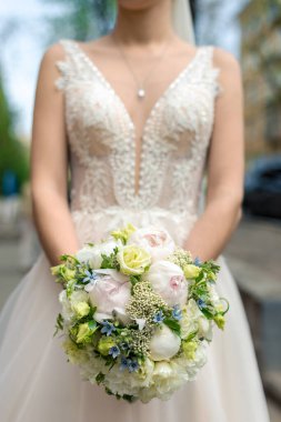 Gelinin ellerinde buket