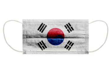 İzole edilmiş beyaz bir arka planda Güney Kore bayrağı taşıyan virüs maskesi. Koronavirüs enfeksiyonuna karşı korunma sembolü. Yatay çerçeve