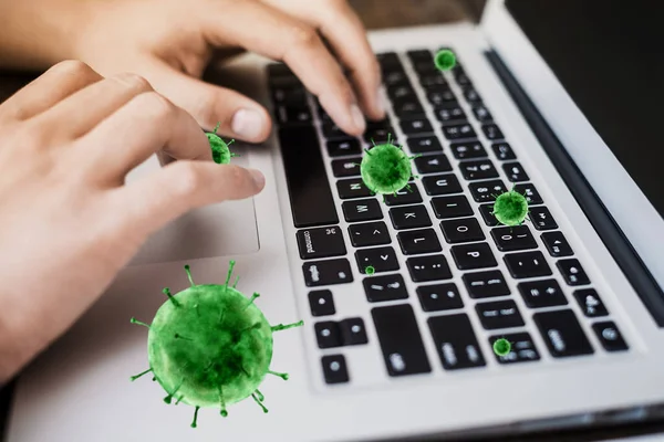 Kvinnliga Händer Skriver Bärbar Dator Mot Bakgrund Flygande Bakterier Coronavirus — Stockfoto