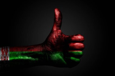 Belarus bayrağına sahip bir el, bir parmak yukarı işareti, başarının sembolü, hazırlığın, karanlık bir arkaplanda yapılan bir görevi gösterir. Dikey çerçeve