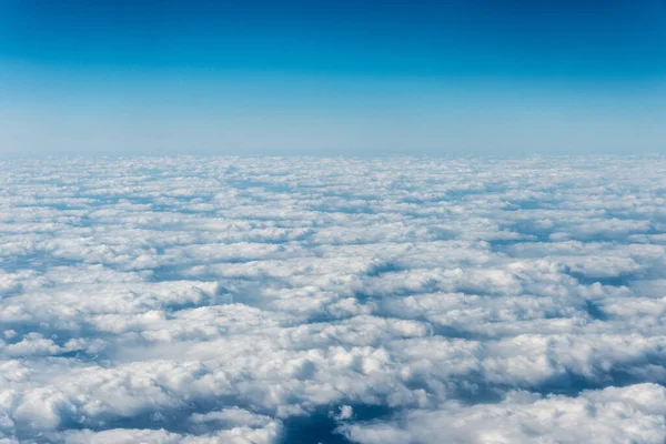 Vista Superior Nubes Blancas Sobre Suelo Agua Marco Horizontal —  Fotos de Stock