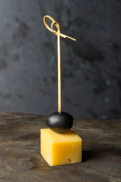 Νόστιμα Καναπεδάκια Τυρί Ένα Μικρό Σουβλάκι Γκρι Φόντο — Φωτογραφία Αρχείου