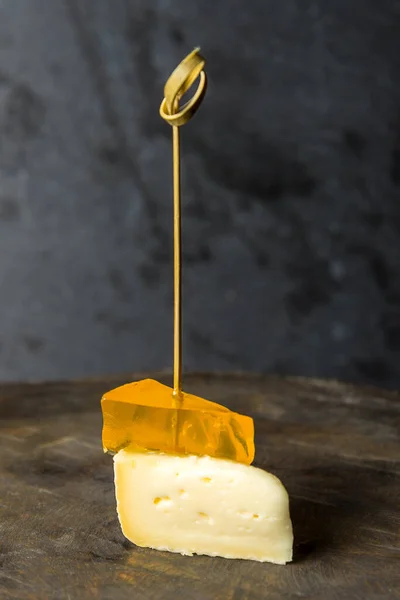 Leckere Canapes Mit Käse Auf Einem Kleinen Spieß Auf Grauem — Stockfoto