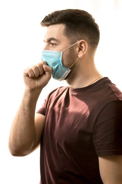 Tema För Coronavirus Och Säkerhet Ung Man Blå Virusmask Hostar — Stockfoto