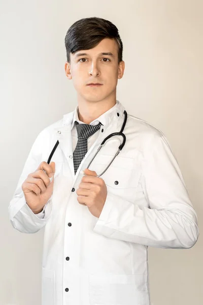 Theme Health Healthcare Young Doctor Dark Hair Standing White Coat — Stock Photo, Image