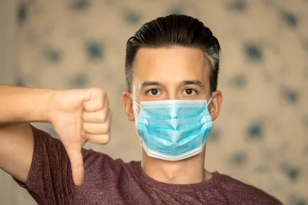 Thema Coronavirus Und Sicherheit Ein Junger Mann Blauer Maske Zeigt — Stockfoto
