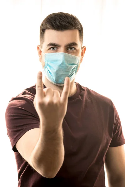 Ämnet Coronavirus Och Säkerhet Ung Man Mask Från Ett Virus — Stockfoto