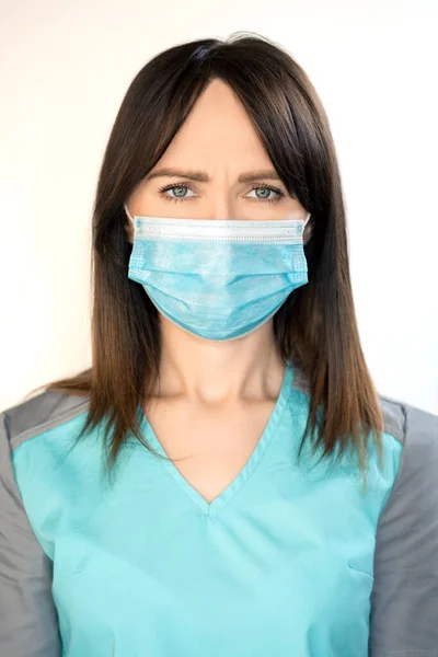 Koronavírus Biztonság Témája Fiatal Női Sebész Sötét Hajjal Egy Vírus — Stock Fotó