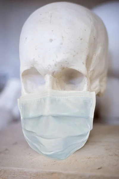 Crânio Gesso Anatômico Busto Escultura Uma Máscara Médica Quarentena Durante — Fotografia de Stock
