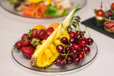 Yaz hediyeleri, tabakta meyve tabağı..