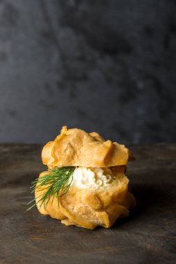 Gri arka planda lezzetli sebze kanepeleri.