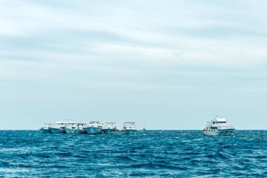 Mavi denizde birkaç büyük güzel gemi
