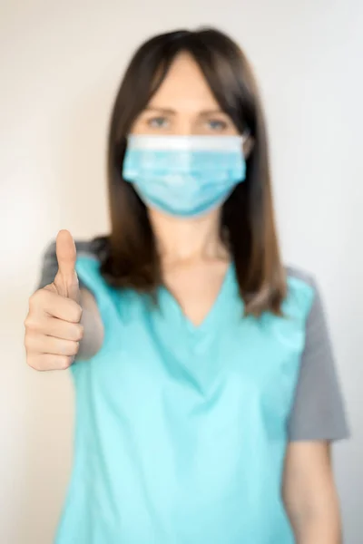 Koronavírus Biztonság Témája Egy Fiatal Női Sebész Sötét Hajjal Egy — Stock Fotó