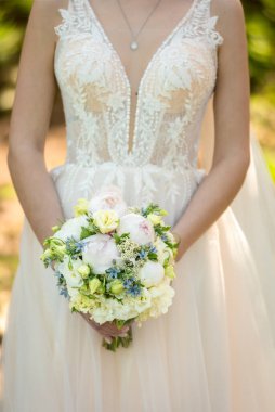 Gelinin ellerinde buket