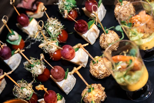 Carne Variada Vegetais Canapés Queijo Espetos Para Toda Armação — Fotografia de Stock