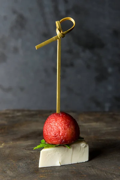 Sabrosos Canapés Con Queso Pequeño Pincho Sobre Fondo Gris — Foto de Stock