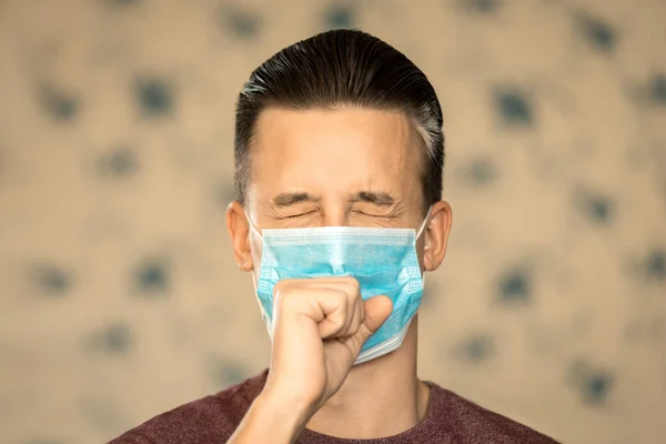 Thema Coronavirus Und Sicherheit Ein Junger Mann Mit Blauer Virusmaske — Stockfoto