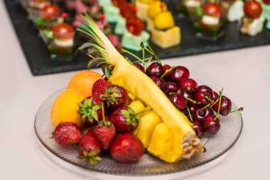 Yaz hediyeleri, tabakta meyve tabağı..