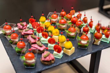 Çeşit çeşit et, sebze, tüm çerçeve için şiş üzerinde peynir kanepeleri..