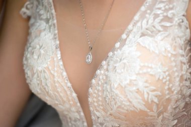 Beyaz gelinlikli gelinin büstü, yakın plan..