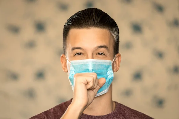 Tema För Coronavirus Och Säkerhet Ung Man Blå Virusmask Hostar — Stockfoto