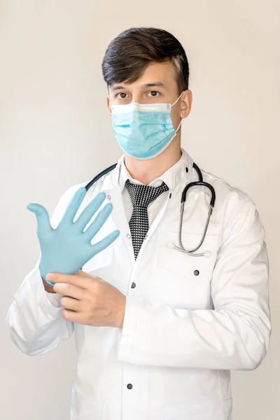 Tema Saúde Saúde Jovem Médico Com Cabelos Escuros Fica Casaco — Fotografia de Stock