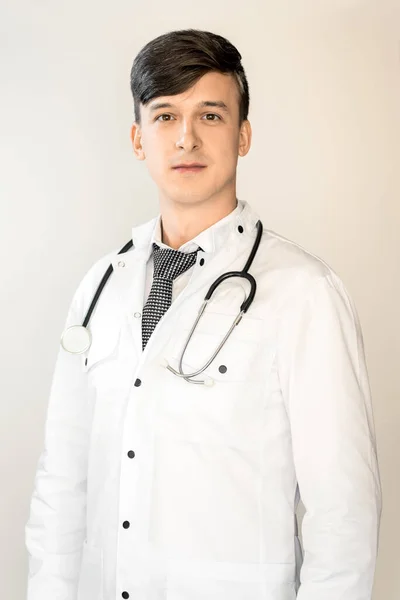 Temat Zdrowia Opieki Zdrowotnej Młody Lekarz Ciemnymi Włosami Stoi Białym — Zdjęcie stockowe