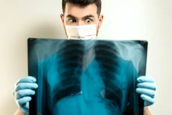 Fiatal Férfi Orvos Maszkot Egy Vírus Vizsgálja Meg Röntgen — Stock Fotó