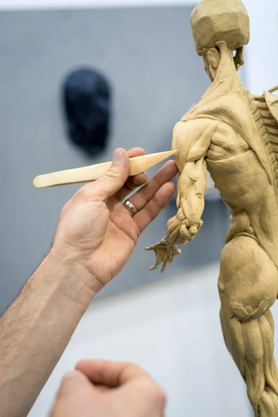 Χέρια Του Πλοιάρχου Σμιλεύουν Ένα Γλυπτό Του Ανθρώπινου Σκελετού Μύες — Φωτογραφία Αρχείου