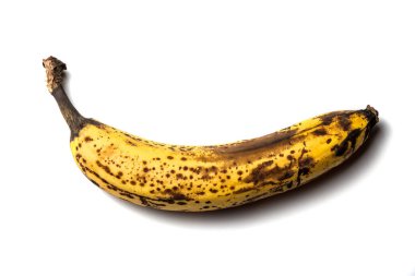 Benekli yaşlı muz, beyaz izole bir arka planda.