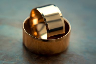 Masada iki altın alyans var..