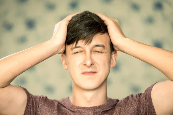 Retrato Jovem Com Cabelo Escuro Agarrado Sua Cabeça Dolorida — Fotografia de Stock