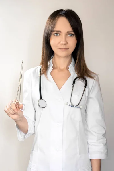 Young Woman Doctor Dark Hair White Medical Coat Stethoscope Scissors — Stock Photo, Image